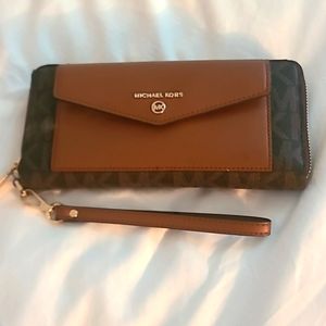 Michaels kors wristlet wallet